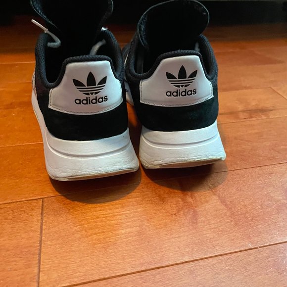ADIDAS SIZE 9 (BLACK/WHITE) - Picture 4 of 4